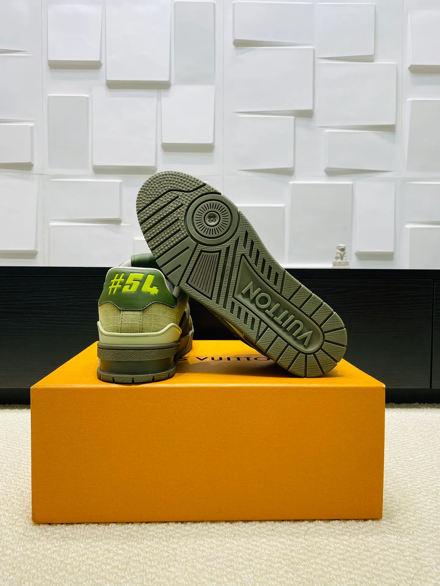 👟👟Ex-factory price 800👟👟 💰💰💰 Hot style 🆕🆕🆕𝙇𝙑 LV Louis Vuitton L House Donkey Brand Trainer Series Couple Style Casual Sports Shoes Skateboard Shoes Original Purchase Development Production Production This pair of LV Trainer sneakers are made of a blend of technical materials with waterproof properties. The meticulously crafted upper is notable for its many signature details, including Louis Vuitton and #54 in script, referencing the year 1854. Exquisite packaging at the delivery counter🛍📦 ▪️Fabrics: Original customized imported cowhide ▪️Inner lining: Original customized breathable mesh ▪️Outsole: Original open-molded non-slip TPU combination outsole ▪️Sole thickness: 3 cm ▪️Size: Women's 35-41 / Men's 38-46